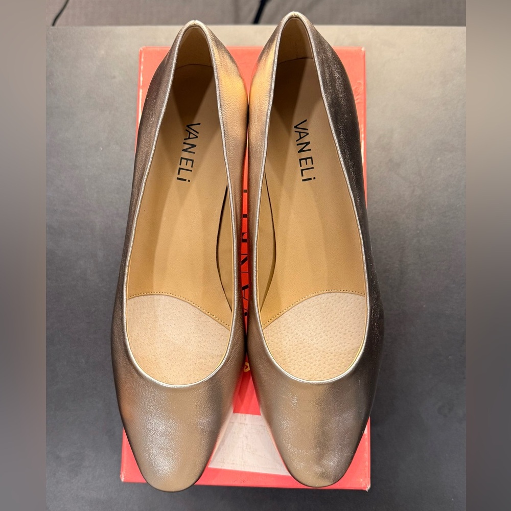 Vaneli Astyr Women's Shell/Metallic Pumps Size 8.5W